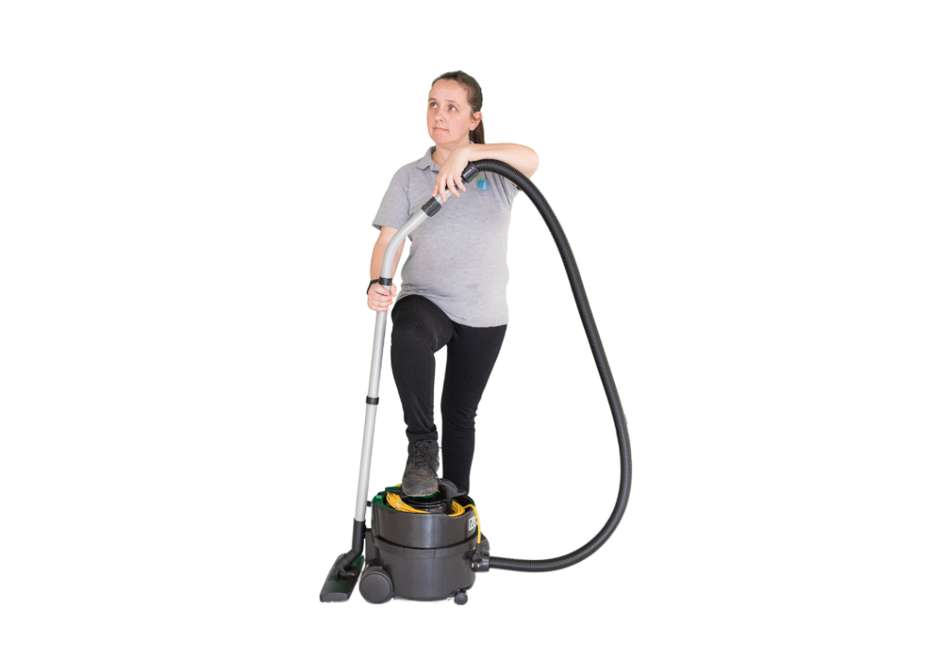 Image sans fond d'une femme qui tient un aspirateur avec son pied dessus.